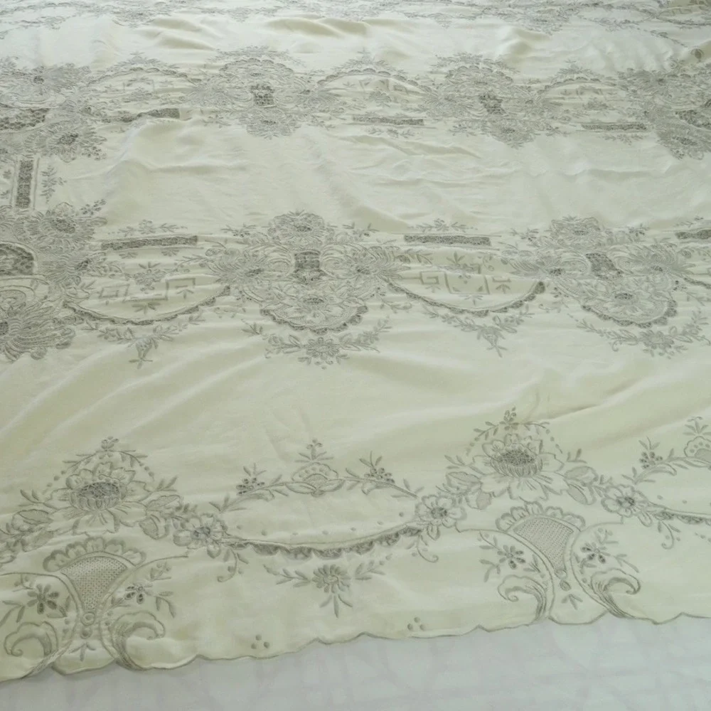 Vintage Madiera Embroidered Tablecloth Large Cutwork Lace Cream Floral 98 x 62